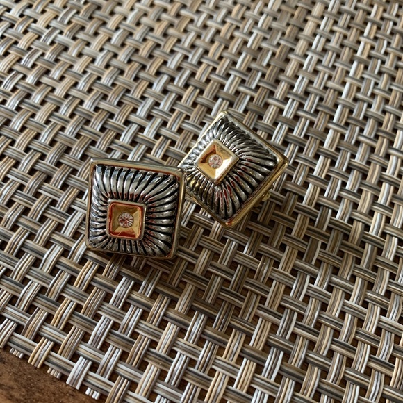 VINTAGE CLIP ON EARRINGS - Picture 3 of 5